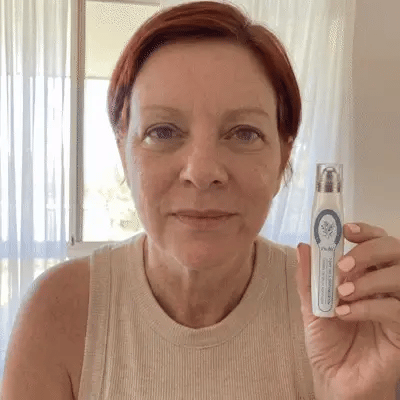 Customer holding the 7-Day Skin Tag and Blemish Repair Pen